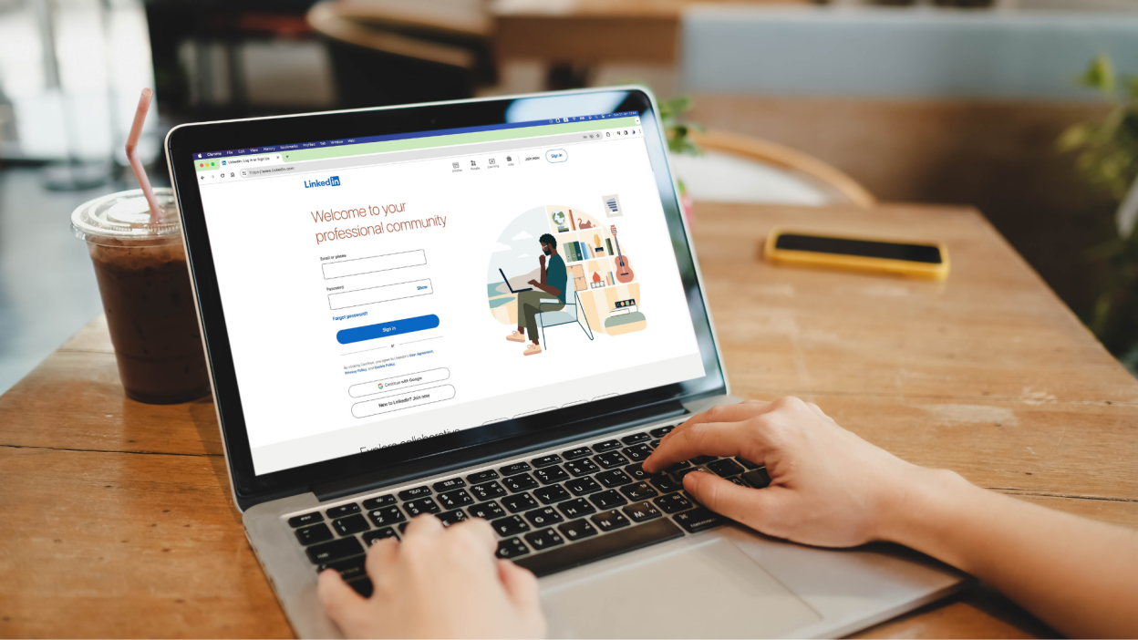Un ordinateur portable ouvert sur la page d'acceuil de LinkedIn.